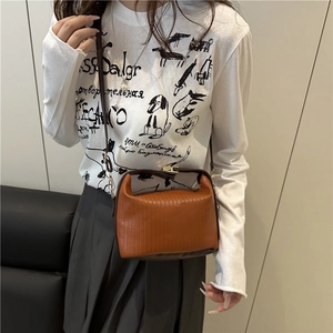 Sac bandoulière rétro marron avec texture plissée verticale et détails en cuir marron