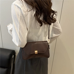 Borsa a tracolla quadrata minimalista in pelle testa di moro con fibbia in oro donna