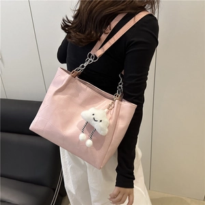 Sac fourre-tout rose à motif géométrique avec bandoulière chaîne et porte-clés