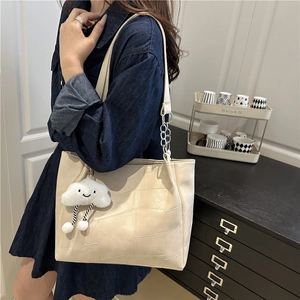 Grand sac cabas beige en cuir texturé avec pendentif nuage et bandoulière chaîne