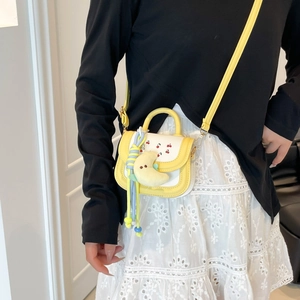 Sac bandoulière jaune avec imprimé cerise et breloque lune sur mannequin