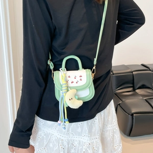 Sac bandoulière minimaliste vert et blanc avec imprimé cerise et pendentif lune