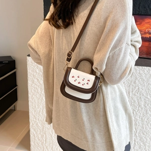Sac bandoulière rétro bicolore avec broderie cerise et bandoulière réglable