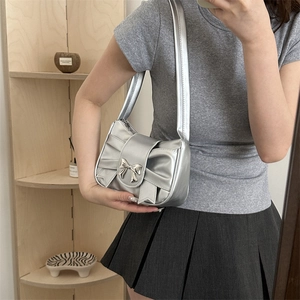 Sac à épaule argenté avec nœud plissé et finition miroir pour un look moderne chic