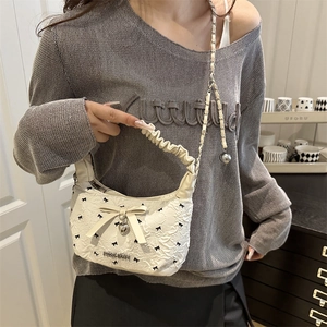 Sac oreiller blanc tendance avec broderie papillon noire et pendentif en cœur