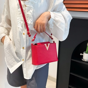 Sac à bandoulière rouge chic pour femmes avec boucle en V dorée et sangle réglable