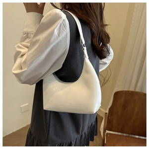 Dettaglio borsa hobo bianca lucida con tracolla sottile e trama minimalista ed elegante