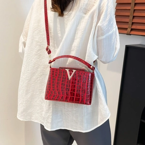 Chic red crocodile pattern crossbody bag with silver V-shaped buckle for women