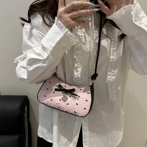 Sac sous le bras rose pour femme avec nœuds noirs et pendentif en forme de cœur