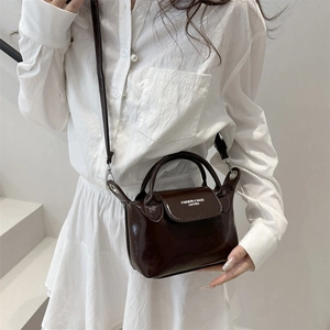 Piccola borsa quadrata marrone in pelle lucida con manici e stampa di scritte fashion