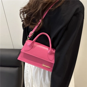 Franse stijl roze mini crossbodytas met gouden logo en een elegant handvat