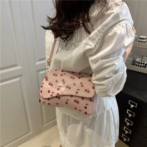 Sac bandoulière rose avec imprimés cerises rouges et bandoulière réglable pour femmes