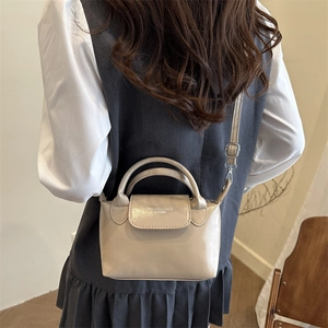 Borsa a tracolla beige minimalista con manico corto e tracolla su modella