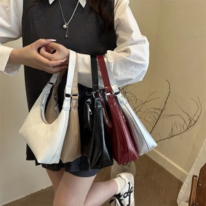 Borsa Hobo da Donna Minimalista in Pelle Verniciata Estate Nuova 2025 Design di Nicchia Borsa Sottobraccio in PU Lucida Tinta Unita Chiusura a Cerniera