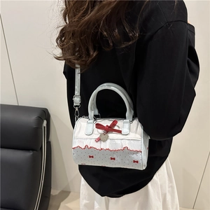 Sac Boston bleu clair à pois avec nœud rouge et pendentif en forme de cœur
