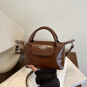 Petit sac à main carré en cuir marron avec double poignée et bandoulière réglable élégant