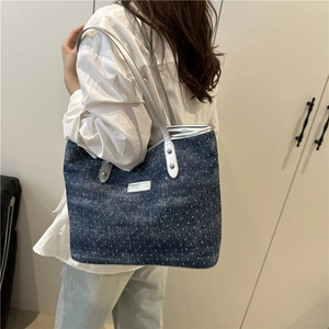 Sac fourre-tout bleu marine à pois blancs avec anses argentées pour style d'été