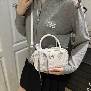 Weiße Ledertasche mit Spitzensaum und Schleifendetail für sommerlichen Crossbody-Stil