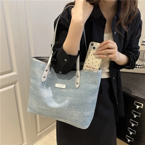 Grand sac cabas bleu clair texturé pailleté avec fines anses argentées chic