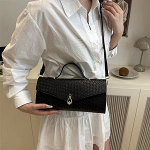 Sac baguette noir texture crocodile avec boucle dorée élégante pour femmes modernes