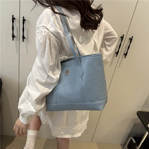 Hellblaue Shopper Tasche mit Cartoon-Prägung und silberner Metallplatte für Damen