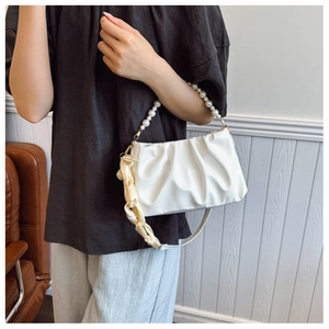 Détail du sac nuage plissé blanc avec bandoulière en perles et nœud en soie élégant