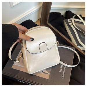 Sac bandoulière chic blanc crème avec double fermeture éclair et rabat élégant
