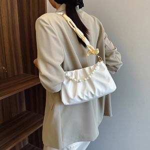 Sac à bandoulière froncé blanc avec chaîne de perles et poignée foulard en soie