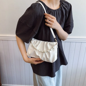 Sac à bandoulière froncé blanc avec poignée en perles et fine lanière pour femmes