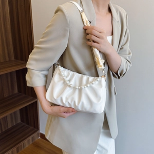 Sac à bandoulière blanc plissé avec poignée perle et sangle satinée pour femme chic