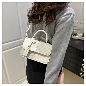 Détail du sac bandoulière tendance avec texture tissée beige et simili cuir contrasté