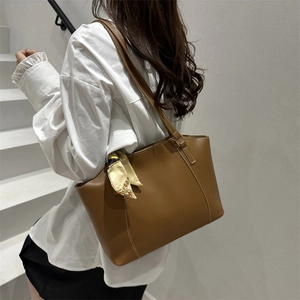 Sac fourre-tout marron en cuir avec foulard imprimé sur la bandoulière pour femme