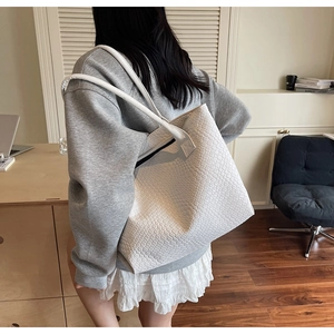 Gros plan sur la texture tissée blanc crème d'un grand sac cabas pour le travail