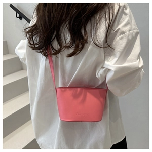 Rosa Mini-Beuteltasche mit schmalem Schultergurt und geprägtem Schriftzug