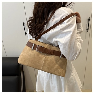 Détail du sac cabas en cuir givré camel avec sangle brune et boucle argentée