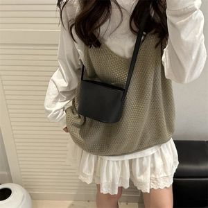 Minimalistische schwarze Beuteltasche aus mattem Leder für Damen in schickem Outfit