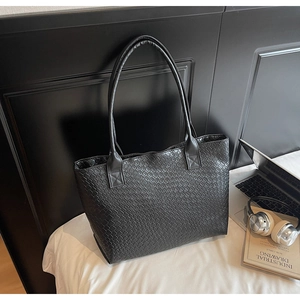 Détail du sac fourre-tout en cuir tressé noir avec motif à grille et grande capacité