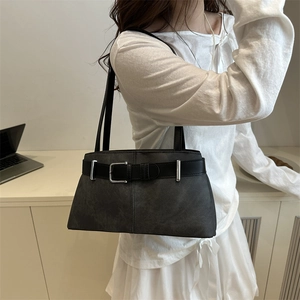 Sac sous le bras gris foncé avec boucle argentée et texture en cuir minimaliste