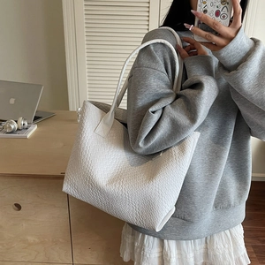 Grand sac cabas blanc tissé pour femme au design épuré avec de fines bandoulières souples