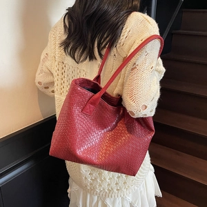 Grand sac fourre-tout tissé rouge pour femme en cuir avec bandoulière assortie élégante