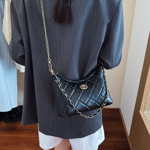 Sac bandoulière matelassé noir en similicuir avec chaîne dorée pour femme