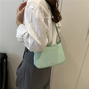 Sac sous le bras demi-lune vert menthe chic avec logo doré et bandoulière réglable