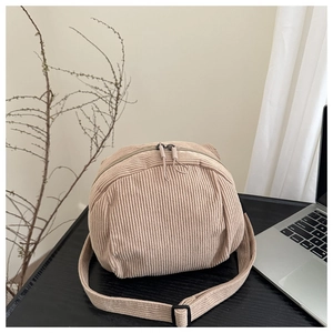 Détail du sac beige en velours côtelé montrant la texture et la fermeture éclair