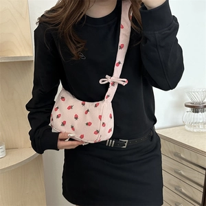 Sac bandoulière en velours côtelé rose avec imprimé fraise et nœud pour femmes