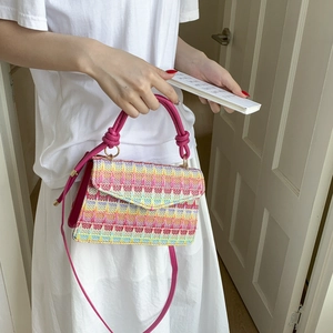 Moderna borsa a tracolla intrecciata colorata in stile coreano con manico rosa e tracolla chic.