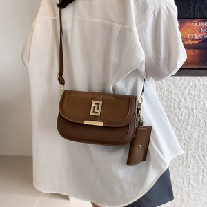 Bolso tipo silla de montar marrón retro con hebilla dorada y mini bolso al hombro