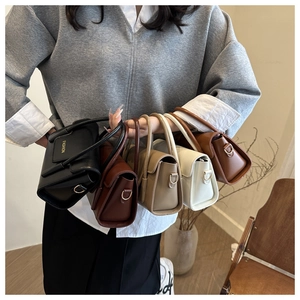 Detailansicht von 5 minimalistischen matten Leder-Umhängetaschen mit Griffen