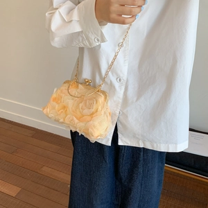 Elegante borsa a tracolla color albicocca con rose 3D e manico ad anello dorato