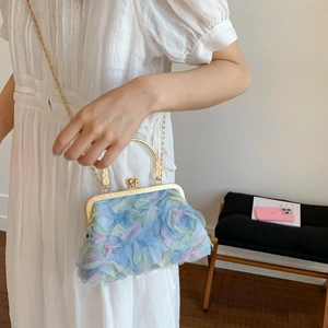 Borsa a tracolla azzurra con petali 3D e manico in metallo dorato stile vintage