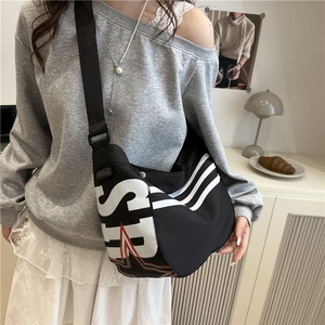 Grand sac bandoulière noir en nylon avec logo S blanc et accent rouge en intérieur